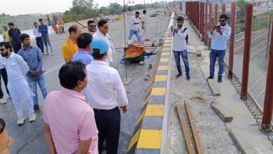 <em>12 वर्षों से निर्माणाधीन खोकसा रेलवे ओवरब्रिज के निर्माण को लेकर चंदेल हुए सख्त, रेलवे अधिकारियों के साथ किया मौके का निरीक्षण</em>, जिले की जनता परेशान है ब्रिज निर्माण की लेटलतीफी से kshititech