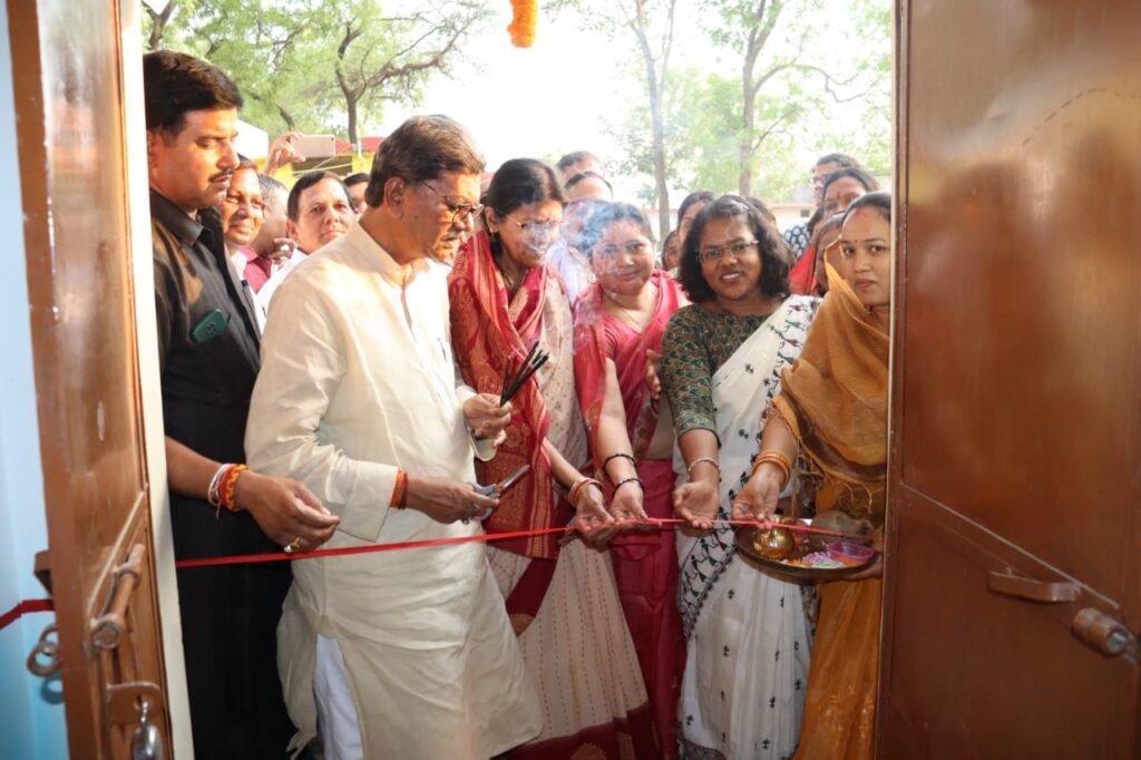 <em>शक्ति कलेक्टर के स्वास्थ्य प्रयासों की विधानसभा अध्यक्ष महंत ने करी सार्वजनिक मंच से प्रशंसा, महंत ने कहा-- जिले में हेल्थ के क्षेत्र में नूपुर का कार्य प्रशंसनीय, करोड़ों के विकास कार्यों का भी किया महंत दंपत्ति ने भूमि पूजन- लोकार्पण</em> kshititech