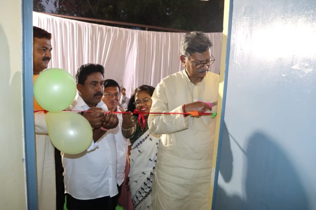 <em>शक्ति कलेक्टर के स्वास्थ्य प्रयासों की विधानसभा अध्यक्ष महंत ने करी सार्वजनिक मंच से प्रशंसा, महंत ने कहा-- जिले में हेल्थ के क्षेत्र में नूपुर का कार्य प्रशंसनीय, करोड़ों के विकास कार्यों का भी किया महंत दंपत्ति ने भूमि पूजन- लोकार्पण</em> kshititech