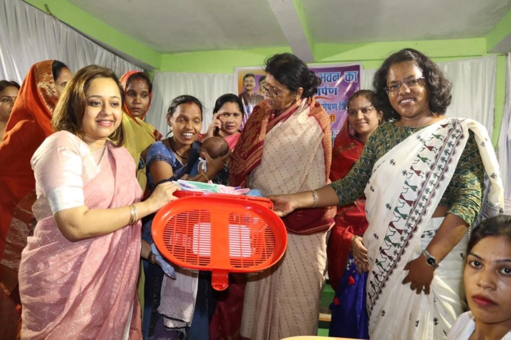 <em>शक्ति कलेक्टर के स्वास्थ्य प्रयासों की विधानसभा अध्यक्ष महंत ने करी सार्वजनिक मंच से प्रशंसा, महंत ने कहा-- जिले में हेल्थ के क्षेत्र में नूपुर का कार्य प्रशंसनीय, करोड़ों के विकास कार्यों का भी किया महंत दंपत्ति ने भूमि पूजन- लोकार्पण</em> kshititech