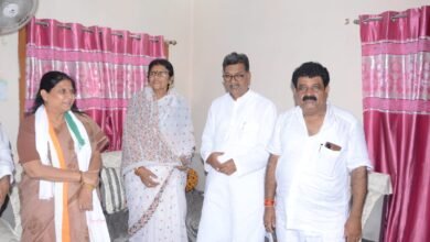 <em>शक्ति मंडी अध्यक्ष रूपनारायण के भांजे के विवाह आयोजन में पहुंची दिग्गज हस्तियां, विधानसभा अध्यक्ष महंत, कोरबा सांसद ज्योत्सना महंत, युवा नेता सूरज महंत,विधानसभा अध्यक्ष के विधायक प्रतिनिधि ठाकुर गुलजार सिंह, बिलासपुर विधायक शैलेश पांडेय सहित अनेको कांग्रेस नेता पहुंचे</em> kshititech