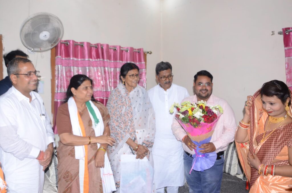 <em>शक्ति मंडी अध्यक्ष रूपनारायण के भांजे के विवाह आयोजन में पहुंची दिग्गज हस्तियां, विधानसभा अध्यक्ष महंत, कोरबा सांसद ज्योत्सना महंत, युवा नेता सूरज महंत,विधानसभा अध्यक्ष के विधायक प्रतिनिधि ठाकुर गुलजार सिंह, बिलासपुर विधायक शैलेश पांडेय सहित अनेको कांग्रेस नेता पहुंचे</em> <em>शक्ति मंडी अध्यक्ष रूपनारायण के भांजे के विवाह आयोजन में पहुंची दिग्गज हस्तियां, विधानसभा अध्यक्ष महंत, कोरबा सांसद ज्योत्सना महंत, युवा नेता सूरज महंत,विधानसभा अध्यक्ष के विधायक प्रतिनिधि ठाकुर गुलजार सिंह, बिलासपुर विधायक शैलेश पांडेय सहित अनेको कांग्रेस नेता पहुंचे</em> kshititech