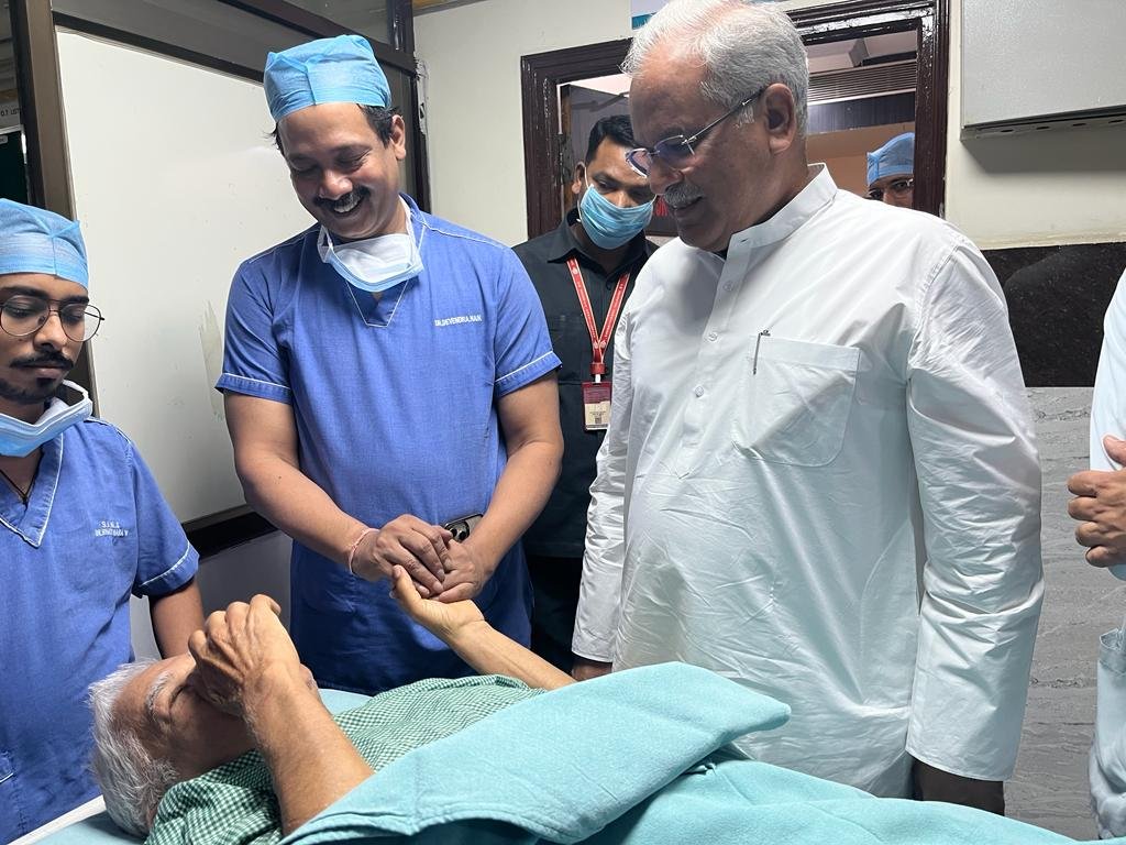 <em>सीएम बघेल के पिता नंद कुमार बघेल की तबीयत हुई खराब, बालाजी मल्टी सुपर स्पेशलिटी हॉस्पिटल में हुए भर्ती, 48 घंटों तक डॉक्टरों की निगरानी में रहेंगे नंद कुमार बघेल</em> kshititech