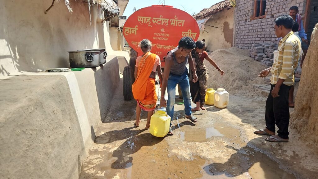 वाटर लेवल डाउन होने के कारण लोग कर रहे पानी का सदुपयोग- <em>जल संकट से निपटने नगर पंचायत </em> अड़भार <em>कर रहा सकारात्मक पहल, जगह-जगह पानी टैंकर से आपूर्ति एवं खराब बोरों की की जा रही मरम्मत, गिरते भूजल स्तर ने इस वर्ष लोगों को किया पानी के लिए हलाकान</em> वाटर लेवल डाउन होने के कारण लोग कर रहे पानी का सदुपयोग- <em>जल संकट से निपटने नगर पंचायत </em> अड़भार <em>कर रहा सकारात्मक पहल, जगह-जगह पानी टैंकर से आपूर्ति एवं खराब बोरों की की जा रही मरम्मत, गिरते भूजल स्तर ने इस वर्ष लोगों को किया पानी के लिए हलाकान</em> kshititech