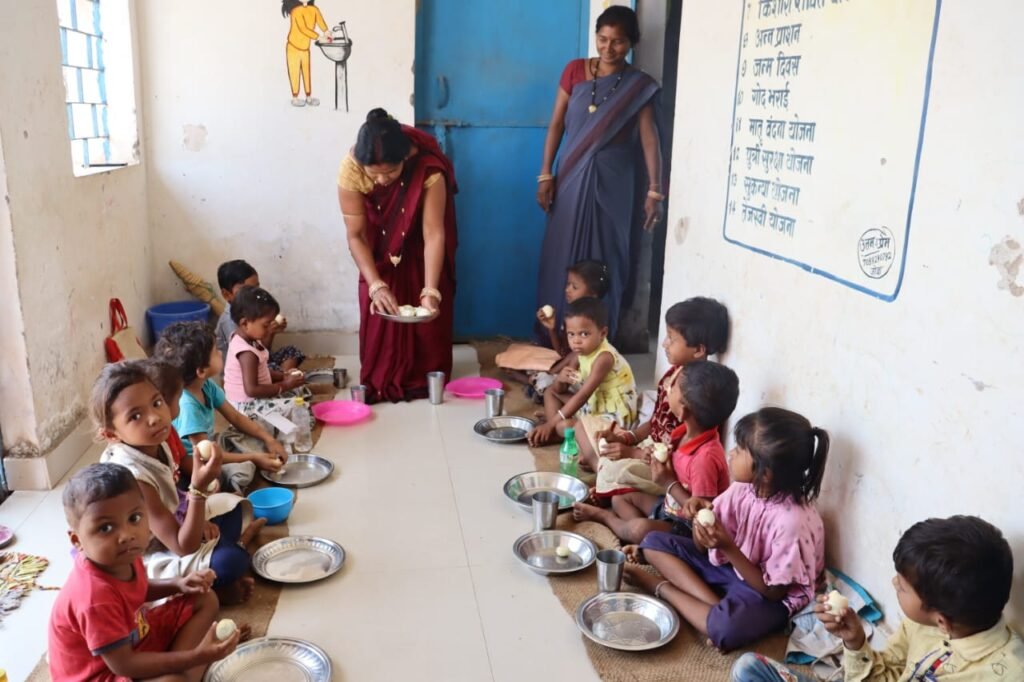 <em>आंगनबाड़ी केंद्रों में केले एवं अंडे का वितरण किया गया शुरू, सुपोषित अभियान के तहत किया गया यह बदलाव, शक्ति कलेक्टर नूपुर के हेल्थ मिशन से संवर रहा है शक्ति जिला</em> kshititech