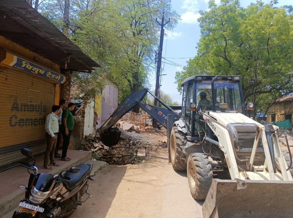 <em>शक्ति नगर पालिका क्षेत्र के वार्ड क्रमांक- 06 में पार्षद द्वारा चलाया गया विशेष सफाई अभियान, बारिश मौसम को ध्यान रखते हुये की जा रही साफ-सफाई- रजनी संजय रामचंद्र</em>, स्वच्छता के मामले में अलग पहचान है गुरुद्वारा वार्ड की kshititech