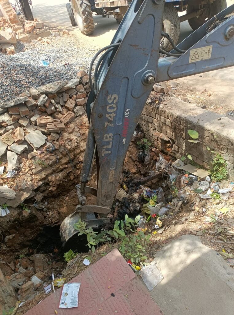 <em>शक्ति नगर पालिका क्षेत्र के वार्ड क्रमांक- 06 में पार्षद द्वारा चलाया गया विशेष सफाई अभियान, बारिश मौसम को ध्यान रखते हुये की जा रही साफ-सफाई- रजनी संजय रामचंद्र</em>, स्वच्छता के मामले में अलग पहचान है गुरुद्वारा वार्ड की kshititech