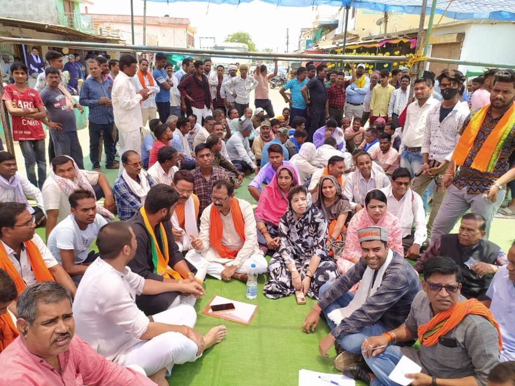 <em>क्षेत्रीय समस्याओं को लेकर भाजपा ने दी शासन को चेतावनी, नहीं होंगी समस्याएं खत्म तो सड़क की तेज होगी लड़ाई,मिशन चौक मालखरौदा में हुआ भाजपा का विशाल चक्का जाम, शक्ति में भाजपा ने किया वरिष्ठ कार्यकर्ताओं का सम्मेलन</em>, रामअवतार के नेतृत्व में आयोजित सम्मेलन में पहुंचे सैकड़ों वरिष्ठ कार्यकर्ता kshititech