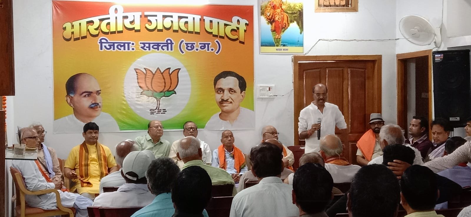 <em>क्षेत्रीय समस्याओं को लेकर भाजपा ने दी शासन को चेतावनी, नहीं होंगी समस्याएं खत्म तो सड़क की तेज होगी लड़ाई,मिशन चौक मालखरौदा में हुआ भाजपा का विशाल चक्का जाम, शक्ति में भाजपा ने किया वरिष्ठ कार्यकर्ताओं का सम्मेलन</em>, रामअवतार के नेतृत्व में आयोजित सम्मेलन में पहुंचे सैकड़ों वरिष्ठ कार्यकर्ता kshititech