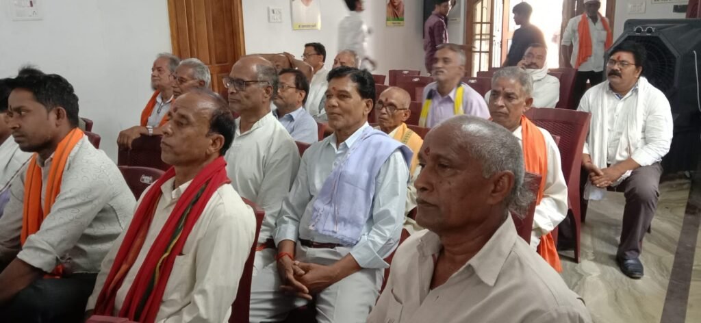 <em>क्षेत्रीय समस्याओं को लेकर भाजपा ने दी शासन को चेतावनी, नहीं होंगी समस्याएं खत्म तो सड़क की तेज होगी लड़ाई,मिशन चौक मालखरौदा में हुआ भाजपा का विशाल चक्का जाम, शक्ति में भाजपा ने किया वरिष्ठ कार्यकर्ताओं का सम्मेलन</em>, रामअवतार के नेतृत्व में आयोजित सम्मेलन में पहुंचे सैकड़ों वरिष्ठ कार्यकर्ता kshititech