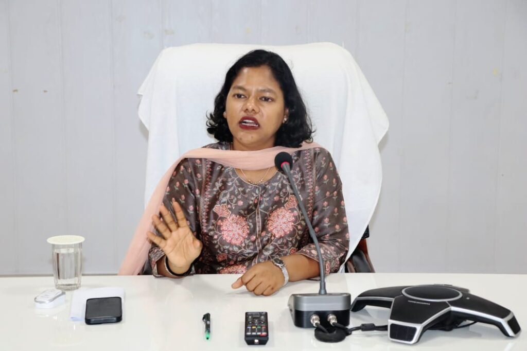 <em>RES विभाग के कार्यों पर कलेक्टर की नाराजगी, नूपुर ने लगाई फटकार, समय-सीमा की बैठक के साथ जनदर्शन में सुनी समस्याएं, जिले के ब्लॉक शिक्षा अधिकारियों एवं प्राचार्यो की ली बैठक</em> kshititech