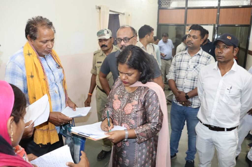 <em>RES विभाग के कार्यों पर कलेक्टर की नाराजगी, नूपुर ने लगाई फटकार, समय-सीमा की बैठक के साथ जनदर्शन में सुनी समस्याएं, जिले के ब्लॉक शिक्षा अधिकारियों एवं प्राचार्यो की ली बैठक</em> kshititech