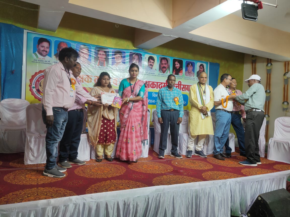 रजनी को मिला सम्मान--<em>संसदीय सचिव सहित प्रदेश के जानी-मानी हस्तियों के हाथों सम्मानित हुई रजनी साहू, राज्य स्तरीय शिकसा महोत्सव में "नारी शक्ति प्रतिभा रत्न सम्मान 2023 मिला रजनी को</em> रजनी को मिला सम्मान--<em>संसदीय सचिव सहित प्रदेश के जानी-मानी हस्तियों के हाथों सम्मानित हुई रजनी साहू, राज्य स्तरीय शिकसा महोत्सव में "नारी शक्ति प्रतिभा रत्न सम्मान 2023 मिला रजनी को</em> kshititech