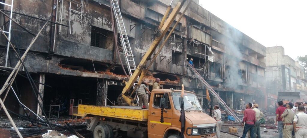 मृतकों के प्रति सांसद की संवेदनाएं-- <em>कोरबा के कमर्शियल कापलेक्स में हुई भारी आगजनी से झुलसे 3 लोगों की मौत, लोगों ने ऊपर से कुद कर भी बचाई अपनी जान, राहत- बचाव कार्य जारी, कोरबा सांसद ज्योत्सना महंत में जताया दुख एवं कोरबा कलेक्टर को दिए निर्देश</em> मृतकों के प्रति सांसद की संवेदनाएं-- <em>कोरबा के कमर्शियल कापलेक्स में हुई भारी आगजनी से झुलसे 3 लोगों की मौत, लोगों ने ऊपर से कुद कर भी बचाई अपनी जान, राहत- बचाव कार्य जारी, कोरबा सांसद ज्योत्सना महंत में जताया दुख एवं कोरबा कलेक्टर को दिए निर्देश</em> kshititech