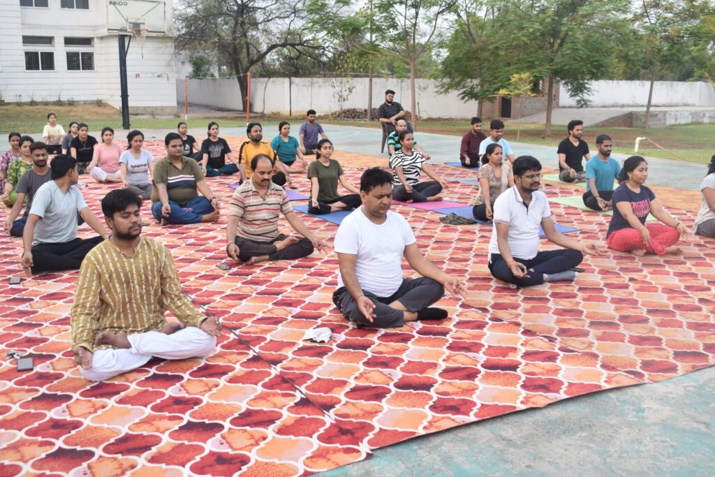 <em>योग के प्रति देखा लोगों का उत्साह--अंतरराष्ट्रीय योग दिवस पर जिला मुख्यालय शक्ति में हुए विभिन्न आयोजन, सामुदायिक भवन में हुआ जिला स्तरीय योगाभ्यास, शक्ति के सरस्वती शिशु मंदिर में योग दिवस कार्यक्रम, भाजपा ने गणेश बंध तलाब चौपाटी में किया योगाभ्यास,पोरथा के हायर सेकेंडरी स्कूल में किया गया योग कार्यक्रम तो वहीं कंचनपुर स्थित जिंदल वर्ल्ड स्कूल में भी हुआ योगाभ्यास कार्यक्रम</em> <em>योग के प्रति देखा लोगों का उत्साह--अंतरराष्ट्रीय योग दिवस पर जिला मुख्यालय शक्ति में हुए विभिन्न आयोजन, सामुदायिक भवन में हुआ जिला स्तरीय योगाभ्यास, शक्ति के सरस्वती शिशु मंदिर में योग दिवस कार्यक्रम, भाजपा ने गणेश बंध तलाब चौपाटी में किया योगाभ्यास,पोरथा के हायर सेकेंडरी स्कूल में किया गया योग कार्यक्रम तो वहीं कंचनपुर स्थित जिंदल वर्ल्ड स्कूल में भी हुआ योगाभ्यास कार्यक्रम</em> kshititech