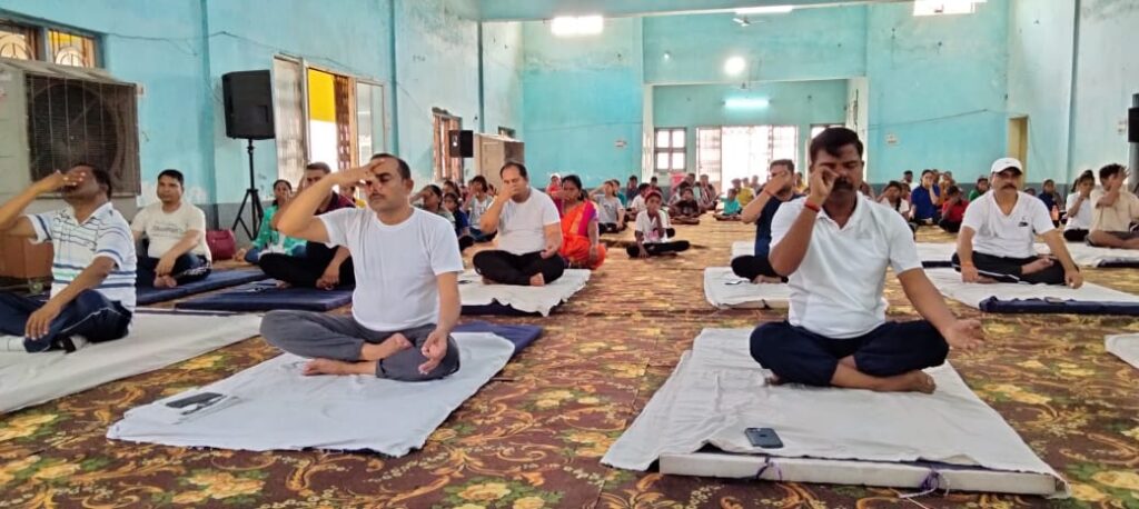 <em>योग के प्रति देखा लोगों का उत्साह--अंतरराष्ट्रीय योग दिवस पर जिला मुख्यालय शक्ति में हुए विभिन्न आयोजन, सामुदायिक भवन में हुआ जिला स्तरीय योगाभ्यास, शक्ति के सरस्वती शिशु मंदिर में योग दिवस कार्यक्रम, भाजपा ने गणेश बंध तलाब चौपाटी में किया योगाभ्यास,पोरथा के हायर सेकेंडरी स्कूल में किया गया योग कार्यक्रम तो वहीं कंचनपुर स्थित जिंदल वर्ल्ड स्कूल में भी हुआ योगाभ्यास कार्यक्रम</em> <em>योग के प्रति देखा लोगों का उत्साह--अंतरराष्ट्रीय योग दिवस पर जिला मुख्यालय शक्ति में हुए विभिन्न आयोजन, सामुदायिक भवन में हुआ जिला स्तरीय योगाभ्यास, शक्ति के सरस्वती शिशु मंदिर में योग दिवस कार्यक्रम, भाजपा ने गणेश बंध तलाब चौपाटी में किया योगाभ्यास,पोरथा के हायर सेकेंडरी स्कूल में किया गया योग कार्यक्रम तो वहीं कंचनपुर स्थित जिंदल वर्ल्ड स्कूल में भी हुआ योगाभ्यास कार्यक्रम</em> kshititech