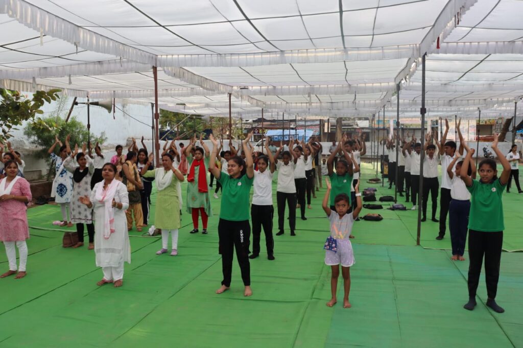 <em>योग के प्रति देखा लोगों का उत्साह--अंतरराष्ट्रीय योग दिवस पर जिला मुख्यालय शक्ति में हुए विभिन्न आयोजन, सामुदायिक भवन में हुआ जिला स्तरीय योगाभ्यास, शक्ति के सरस्वती शिशु मंदिर में योग दिवस कार्यक्रम, भाजपा ने गणेश बंध तलाब चौपाटी में किया योगाभ्यास,पोरथा के हायर सेकेंडरी स्कूल में किया गया योग कार्यक्रम तो वहीं कंचनपुर स्थित जिंदल वर्ल्ड स्कूल में भी हुआ योगाभ्यास कार्यक्रम</em> <em>योग के प्रति देखा लोगों का उत्साह--अंतरराष्ट्रीय योग दिवस पर जिला मुख्यालय शक्ति में हुए विभिन्न आयोजन, सामुदायिक भवन में हुआ जिला स्तरीय योगाभ्यास, शक्ति के सरस्वती शिशु मंदिर में योग दिवस कार्यक्रम, भाजपा ने गणेश बंध तलाब चौपाटी में किया योगाभ्यास,पोरथा के हायर सेकेंडरी स्कूल में किया गया योग कार्यक्रम तो वहीं कंचनपुर स्थित जिंदल वर्ल्ड स्कूल में भी हुआ योगाभ्यास कार्यक्रम</em> kshititech