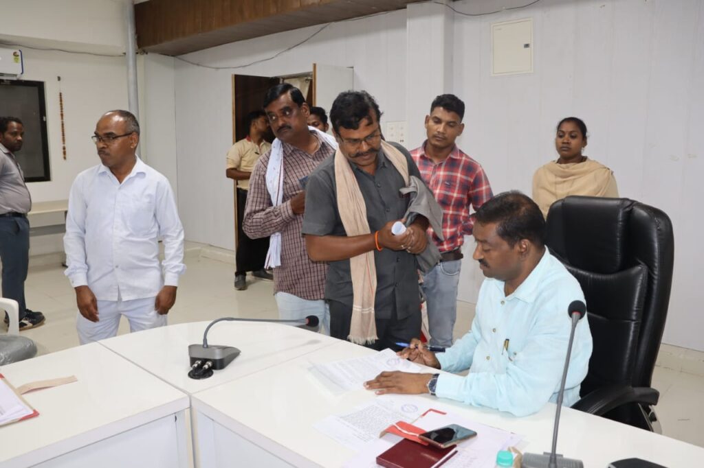 कलेक्टर नूपुर छुट्टी पर--<em> प्रभारी कलेक्टर लकरा ने ली जिले की समय-सीमा की बैठक, एवं आम नागरिकों की जनदर्शन में सुनी समस्याएं, विभिन्न विभागों के कार्यों के करी समीक्षा, अधिकारियों को दिए दिशा- निर्देश</em> कलेक्टर नूपुर छुट्टी पर--<em> प्रभारी कलेक्टर लकरा ने ली जिले की समय-सीमा की बैठक, एवं आम नागरिकों की जनदर्शन में सुनी समस्याएं, विभिन्न विभागों के कार्यों के करी समीक्षा, अधिकारियों को दिए दिशा- निर्देश</em> kshititech