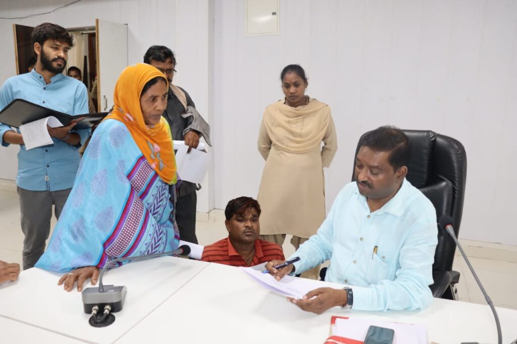 कलेक्टर नूपुर छुट्टी पर--<em> प्रभारी कलेक्टर लकरा ने ली जिले की समय-सीमा की बैठक, एवं आम नागरिकों की जनदर्शन में सुनी समस्याएं, विभिन्न विभागों के कार्यों के करी समीक्षा, अधिकारियों को दिए दिशा- निर्देश</em> कलेक्टर नूपुर छुट्टी पर--<em> प्रभारी कलेक्टर लकरा ने ली जिले की समय-सीमा की बैठक, एवं आम नागरिकों की जनदर्शन में सुनी समस्याएं, विभिन्न विभागों के कार्यों के करी समीक्षा, अधिकारियों को दिए दिशा- निर्देश</em> kshititech