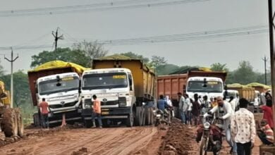 हल्की बारिश में लग गया सड़क पर जाम-- <em>सक्ति-अड़भार मार्ग पर सड़क निर्माण में हो रही विभागीय लापरवाही से परेशान आम जनता, विभाग को नहीं नागरिकों की सुविधाओं से सरोकार, सड़क पर मिट्टी डालने से लगा 23 जून की सुबह भारी जाम</em> kshititech