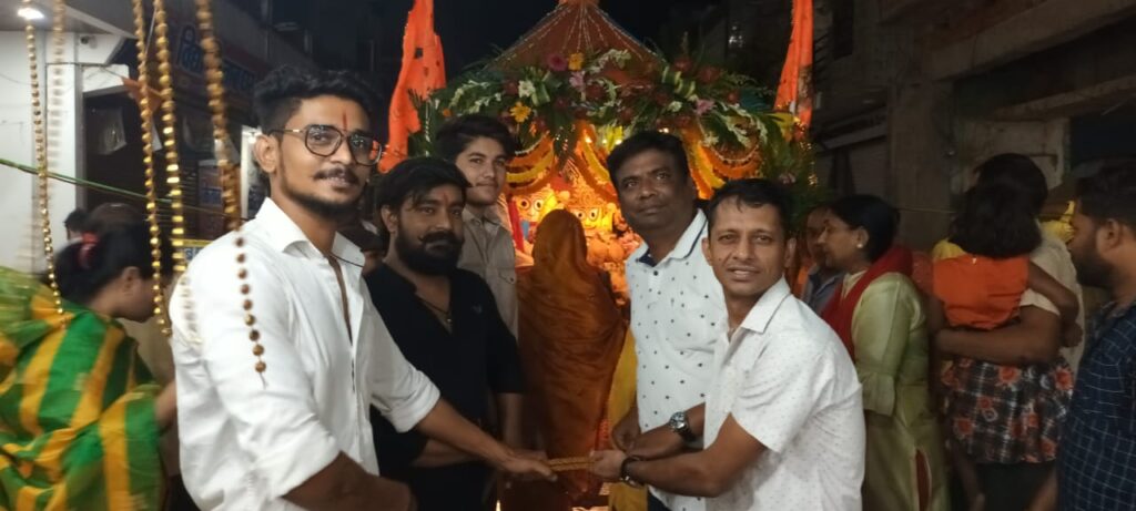<em>शक्ति की रथ यात्रा में दिखा जगन्नाथ भक्तों का जुनून-- जगन्नाथ महाप्रभु की हर्षोल्लास एवं धूमधाम के साथ निकली रथयात्रा, चंद्रपुर पद यात्रा सेवा समिति, मां दुर्गा मंदिर शक्ति सहित श्री राधा कृष्ण मंदिर से भी रथ यात्रा का हुआ आयोजन, झूमते गाते लोगों ने रथयात्रा में जगन्नाथ जी के किए दर्शन</em> <em>शक्ति की रथ यात्रा में दिखा जगन्नाथ भक्तों का जुनून-- जगन्नाथ महाप्रभु की हर्षोल्लास एवं धूमधाम के साथ निकली रथयात्रा, चंद्रपुर पद यात्रा सेवा समिति, मां दुर्गा मंदिर शक्ति सहित श्री राधा कृष्ण मंदिर से भी रथ यात्रा का हुआ आयोजन, झूमते गाते लोगों ने रथयात्रा में जगन्नाथ जी के किए दर्शन</em> kshititech