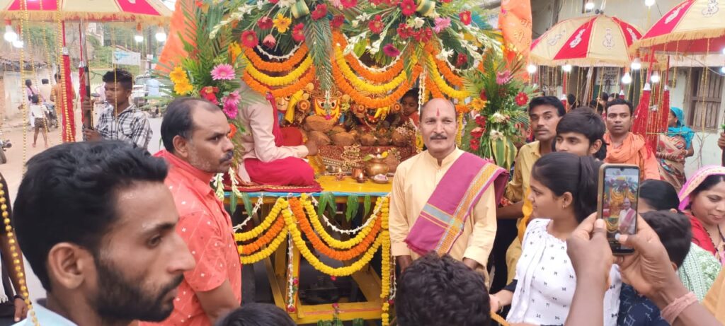 <em>शक्ति की रथ यात्रा में दिखा जगन्नाथ भक्तों का जुनून-- जगन्नाथ महाप्रभु की हर्षोल्लास एवं धूमधाम के साथ निकली रथयात्रा, चंद्रपुर पद यात्रा सेवा समिति, मां दुर्गा मंदिर शक्ति सहित श्री राधा कृष्ण मंदिर से भी रथ यात्रा का हुआ आयोजन, झूमते गाते लोगों ने रथयात्रा में जगन्नाथ जी के किए दर्शन</em> <em>शक्ति की रथ यात्रा में दिखा जगन्नाथ भक्तों का जुनून-- जगन्नाथ महाप्रभु की हर्षोल्लास एवं धूमधाम के साथ निकली रथयात्रा, चंद्रपुर पद यात्रा सेवा समिति, मां दुर्गा मंदिर शक्ति सहित श्री राधा कृष्ण मंदिर से भी रथ यात्रा का हुआ आयोजन, झूमते गाते लोगों ने रथयात्रा में जगन्नाथ जी के किए दर्शन</em> kshititech