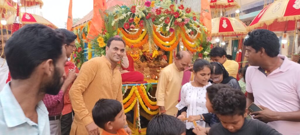 <em>शक्ति की रथ यात्रा में दिखा जगन्नाथ भक्तों का जुनून-- जगन्नाथ महाप्रभु की हर्षोल्लास एवं धूमधाम के साथ निकली रथयात्रा, चंद्रपुर पद यात्रा सेवा समिति, मां दुर्गा मंदिर शक्ति सहित श्री राधा कृष्ण मंदिर से भी रथ यात्रा का हुआ आयोजन, झूमते गाते लोगों ने रथयात्रा में जगन्नाथ जी के किए दर्शन</em> <em>शक्ति की रथ यात्रा में दिखा जगन्नाथ भक्तों का जुनून-- जगन्नाथ महाप्रभु की हर्षोल्लास एवं धूमधाम के साथ निकली रथयात्रा, चंद्रपुर पद यात्रा सेवा समिति, मां दुर्गा मंदिर शक्ति सहित श्री राधा कृष्ण मंदिर से भी रथ यात्रा का हुआ आयोजन, झूमते गाते लोगों ने रथयात्रा में जगन्नाथ जी के किए दर्शन</em> kshititech