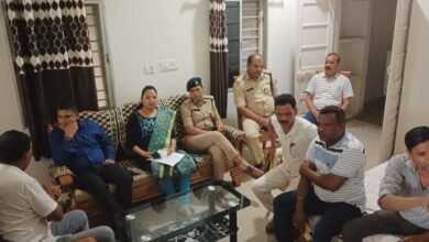 <em>जनप्रतिनिधियों का गुस्सा आखिरकार लाया रंग-- शक्ति एसडीएम के आश्वासन एवं निर्माण एजेंसी के मैनेजर के लिखित आश्वासन के बाद स्थगित हुआ बाराद्वार का चक्का जाम,आक्रोशित नजर आए जनप्रतिनिधि, एसडीएम दाहिरे ने लगाई प्रोजेक्ट मैनेजर को कड़ी फटकार</em> kshititech