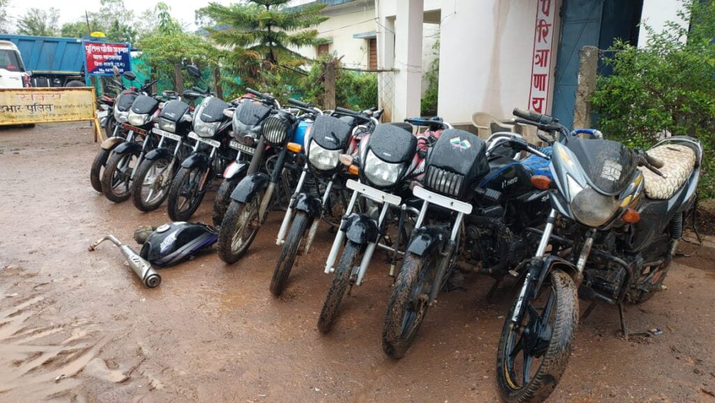 <em>शक्ति जिला पुलिस की बड़ी सफलता-- अड़भार चौकी में 10 मोटरसाइकिल के साथ सरगना गिरोह के 04 चोर गिरफ्तार, डभरा-नगरदा में अवैध शराब के मामले हुए दर्ज</em> <em>शक्ति जिला पुलिस की बड़ी सफलता-- अड़भार चौकी में 10 मोटरसाइकिल के साथ सरगना गिरोह के 04 चोर गिरफ्तार, डभरा-नगरदा में अवैध शराब के मामले हुए दर्ज</em> kshititech