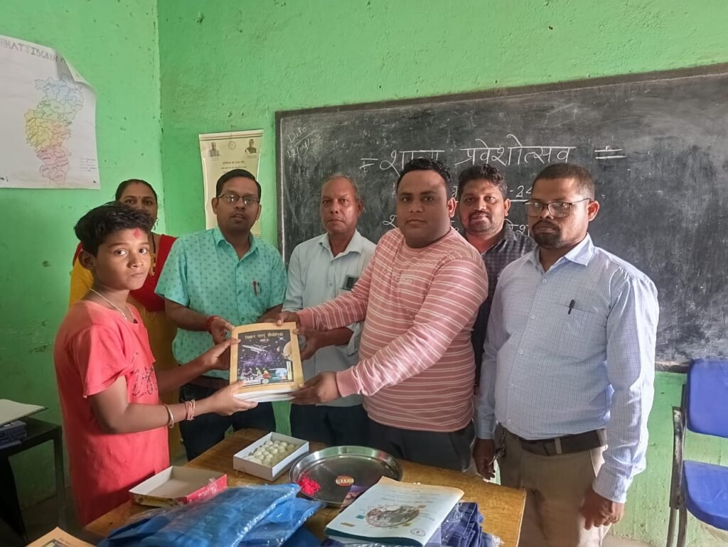 <em>अभ्यास पुस्तिका एवं काफी का हुआ निशुल्क वितरण-- सक्ति के शा पू मा वि स्टेशन पारा सक्ति में प्रवेश उत्सव मनाया गया, शाला विकास समिति अध्यक्ष विजय बहादुर गहरवाल ने तिलक लगाकर किया बच्चों का स्वागत, विजय ने कहा- बच्चे मन लगाकर करें पढ़ाई</em> kshititech