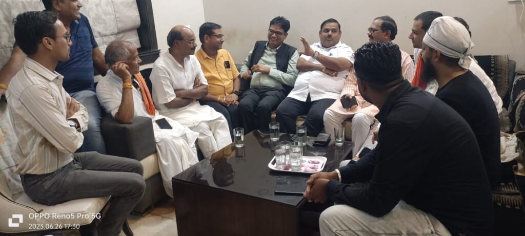 <em>प्रभावशाली समाज प्रमुखों के यहां पहुंचे पूर्व कलेक्टर भाजपा नेता ओ पी चौधरी,संपर्क से समर्थन अभियान के अंतर्गत करी भाजपा को जिताने की अपील, मोदी सरकार की उपलब्धियां गिनाई चौधरी ने, चौधरी को भी है तलाश </em> सुरक्षित <em>विधानसभा सीट की</em>,2018 में खरसिया सीट से लड़ा था पहला चुनाव, शक्ति से भी उम्मीदवार बनाए जा सकते हैं ओ.पी kshititech