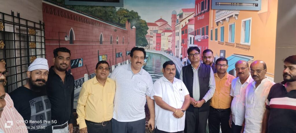 <em>प्रभावशाली समाज प्रमुखों के यहां पहुंचे पूर्व कलेक्टर भाजपा नेता ओ पी चौधरी,संपर्क से समर्थन अभियान के अंतर्गत करी भाजपा को जिताने की अपील, मोदी सरकार की उपलब्धियां गिनाई चौधरी ने, चौधरी को भी है तलाश </em> सुरक्षित <em>विधानसभा सीट की</em>,2018 में खरसिया सीट से लड़ा था पहला चुनाव, शक्ति से भी उम्मीदवार बनाए जा सकते हैं ओ.पी kshititech