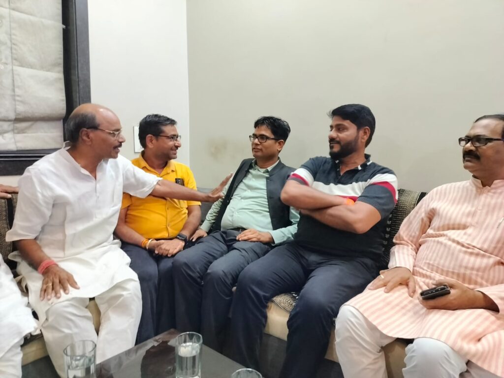 <em>प्रभावशाली समाज प्रमुखों के यहां पहुंचे पूर्व कलेक्टर भाजपा नेता ओ पी चौधरी,संपर्क से समर्थन अभियान के अंतर्गत करी भाजपा को जिताने की अपील, मोदी सरकार की उपलब्धियां गिनाई चौधरी ने, चौधरी को भी है तलाश </em> सुरक्षित <em>विधानसभा सीट की</em>,2018 में खरसिया सीट से लड़ा था पहला चुनाव, शक्ति से भी उम्मीदवार बनाए जा सकते हैं ओ.पी kshititech