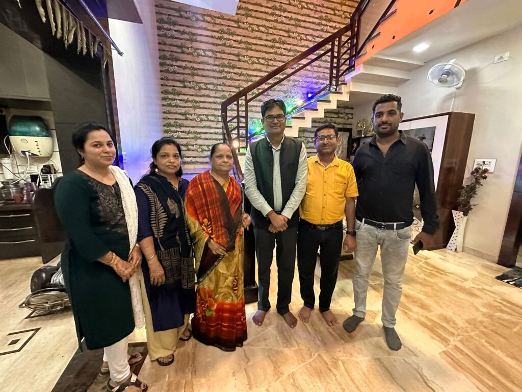 <em>प्रभावशाली समाज प्रमुखों के यहां पहुंचे पूर्व कलेक्टर भाजपा नेता ओ पी चौधरी,संपर्क से समर्थन अभियान के अंतर्गत करी भाजपा को जिताने की अपील, मोदी सरकार की उपलब्धियां गिनाई चौधरी ने, चौधरी को भी है तलाश </em> सुरक्षित <em>विधानसभा सीट की</em>,2018 में खरसिया सीट से लड़ा था पहला चुनाव, शक्ति से भी उम्मीदवार बनाए जा सकते हैं ओ.पी kshititech