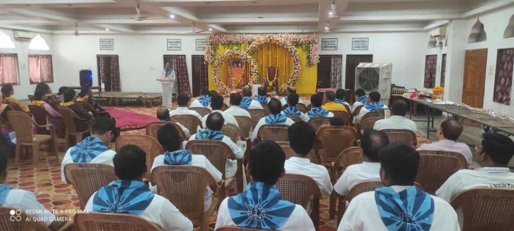 सत्य <em>साईं भक्तों का संपन्न हुआ </em> एक<em> दिवसीय साधना शिविर, शक्ति के श्री राधाकृष्ण मंदिर में किया गया था विशेष शिविर का आयोजन, विभिन्न जिलों से संगठन के पहुंचे सदस्य</em>,साई जी से जुड़े विभिन्न तथ्यों से सदस्यों को कराया गया अवगत सत्य <em>साईं भक्तों का संपन्न हुआ </em> एक<em> दिवसीय साधना शिविर, शक्ति के श्री राधाकृष्ण मंदिर में किया गया था विशेष शिविर का आयोजन, विभिन्न जिलों से संगठन के पहुंचे सदस्य</em>,साई जी से जुड़े विभिन्न तथ्यों से सदस्यों को कराया गया अवगत kshititech