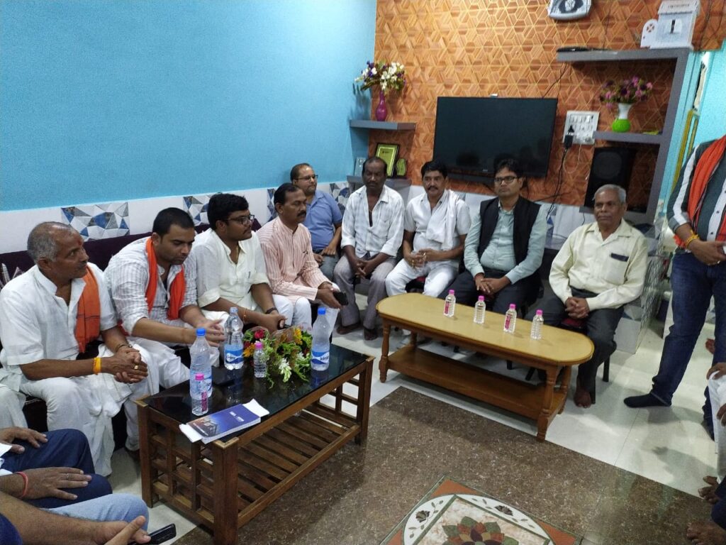 <em>प्रभावशाली समाज प्रमुखों के यहां पहुंचे पूर्व कलेक्टर भाजपा नेता ओ पी चौधरी,संपर्क से समर्थन अभियान के अंतर्गत करी भाजपा को जिताने की अपील, मोदी सरकार की उपलब्धियां गिनाई चौधरी ने, चौधरी को भी है तलाश </em> सुरक्षित <em>विधानसभा सीट की</em>,2018 में खरसिया सीट से लड़ा था पहला चुनाव, शक्ति से भी उम्मीदवार बनाए जा सकते हैं ओ.पी kshititech