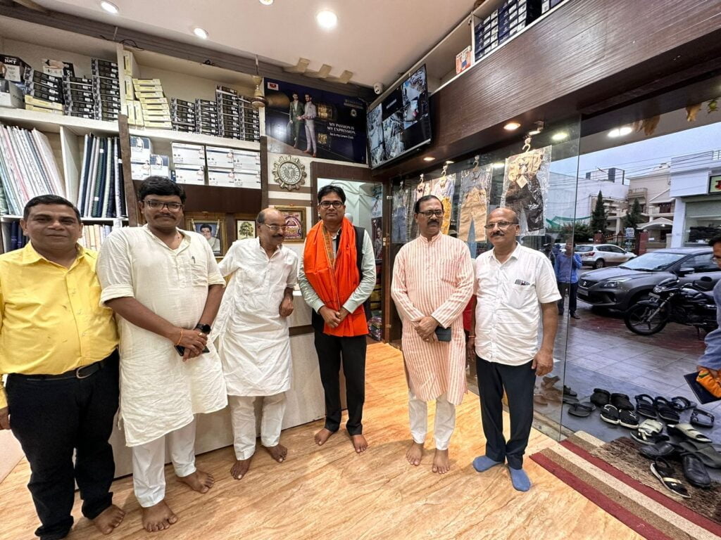 <em>प्रभावशाली समाज प्रमुखों के यहां पहुंचे पूर्व कलेक्टर भाजपा नेता ओ पी चौधरी,संपर्क से समर्थन अभियान के अंतर्गत करी भाजपा को जिताने की अपील, मोदी सरकार की उपलब्धियां गिनाई चौधरी ने, चौधरी को भी है तलाश </em> सुरक्षित <em>विधानसभा सीट की</em>,2018 में खरसिया सीट से लड़ा था पहला चुनाव, शक्ति से भी उम्मीदवार बनाए जा सकते हैं ओ.पी kshititech