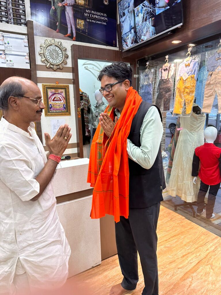 <em>प्रभावशाली समाज प्रमुखों के यहां पहुंचे पूर्व कलेक्टर भाजपा नेता ओ पी चौधरी,संपर्क से समर्थन अभियान के अंतर्गत करी भाजपा को जिताने की अपील, मोदी सरकार की उपलब्धियां गिनाई चौधरी ने, चौधरी को भी है तलाश </em> सुरक्षित <em>विधानसभा सीट की</em>,2018 में खरसिया सीट से लड़ा था पहला चुनाव, शक्ति से भी उम्मीदवार बनाए जा सकते हैं ओ.पी kshititech