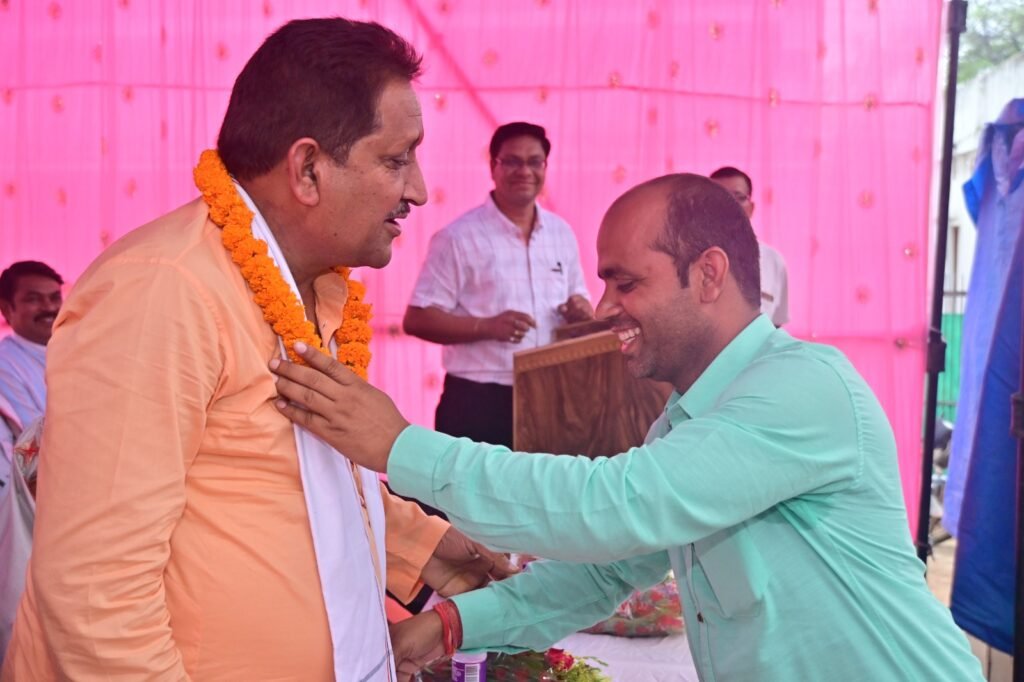 <em>अड़भार में देवांगन समाज के भवन का हुआ भूमिपूजन, खनिज विकास निगम चेयरमैन गिरीश देवांगन रहे मुख्य अतिथि, नगर पंचायत अध्यक्ष चंद्रप्रभा गर्ग, विधायक प्रतिनिधि ज्योतिष गर्ग ने भवन में आहाता निर्माण, सीसी रोड सहित तलाब सौन्दर्यीकरण की करी मांग</em> kshititech