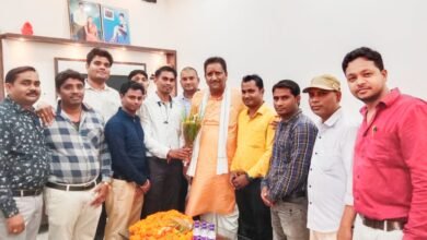 <em>सक्ति के देवांगन युवा व देवांगन समाज के वरिष्ठ जनो ने की खनिज निगम चैयरमेन गिरीश देवांगन से मुलाकात, पार्षद रामजन संजीवन देवांगन के निवास पर हुआ था आगमन</em>, शक्ति में बुनकर समिति के जर्जर भवन को सामाजिक भवन निर्माण के लिए देने की रखी मांग kshititech