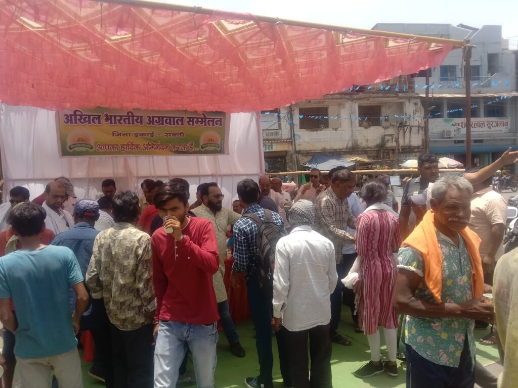 सेवा एवं पुण्य का सबसे बड़ा कार्य-- <em>अग्रवाल सम्मेलन की शक्ति जिला इकाई ने किया अग्रसेन चौक में शीतल पेय पदार्थों का वितरण, 1 जून को नवनियुक्त जिलाध्यक्ष राजकुमार अग्रवाल के नेतृत्व में हुआ सेवा शिविर</em>, अग्रवाल समाज के वरिष्ठ जन सहित अन्य समाजों के प्रतिनिधि भी रहे मौजूद, पूर्व नगरपालिका अध्यक्ष श्यामसुंदर अग्रवाल ने कहा-- जल की सेवा है सबसे बड़ा पुण्य का काम kshititech