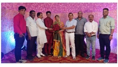 <em>महंत समर्थक सहित अधिकारी पहुंचे पीडब्ल्यूडी एसडीओ राकेश द्विवेदी के अनुज भ्राता के वैवाहिक आयोजन में</em>, विधायक प्रतिनिधि नरेश गेवाडीन, शहर कांग्रेस अध्यक्ष दादू जयसवाल, गिरधर जायसवाल, पिंटू ठाकुर एवं बीइओ राठौर पहुंचे आशीर्वाद समारोह में kshititech