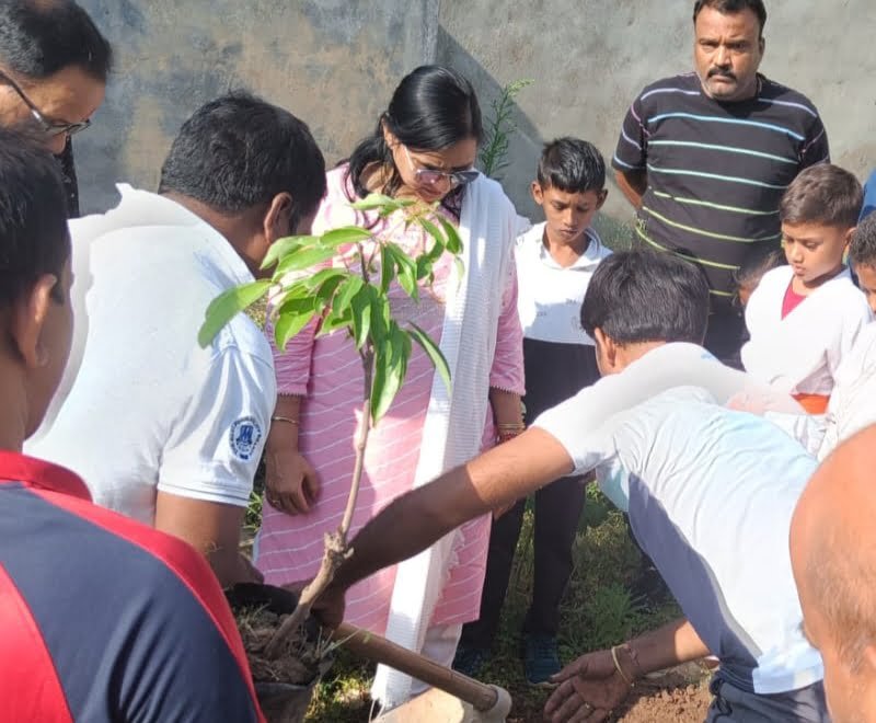 <em>विश्व पर्यावरण दिवस पर लक्ष्मी ने किया स्कूली बच्चों के साथ वृक्षारोपण, बच्चों को पर्यावरण के प्रति किया जागरूक, साथ ही लक्ष्मी ने कहा- पर्यावरण संरक्षित करने का आज ले हम सभी संकल्प</em>, पूरे वर्ष भर लक्ष्मी द्वारा पर्यावरण को लेकर किए जाते हैं विभिन्न में जागरूकता के कार्यक्रम <em>विश्व पर्यावरण दिवस पर लक्ष्मी ने किया स्कूली बच्चों के साथ वृक्षारोपण, बच्चों को पर्यावरण के प्रति किया जागरूक, साथ ही लक्ष्मी ने कहा- पर्यावरण संरक्षित करने का आज ले हम सभी संकल्प</em>, पूरे वर्ष भर लक्ष्मी द्वारा पर्यावरण को लेकर किए जाते हैं विभिन्न में जागरूकता के कार्यक्रम kshititech