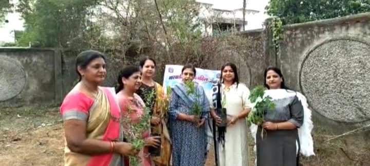 महिलाओं का दृढ़ संकल्प-- <em>महिला जागृति शाखा ने लिया वृक्षारोपण एवं पर्यावरण संरक्षण का संकल्प, विश्व पर्यावरण दिवस के मौके पर महिला सदस्यों ने रोपे पौधे,अध्यक्ष रीना ने कहा- हमारे स्वस्थ जीवन के लिए पर्यावरण संरक्षण है आवश्यक</em> kshititech