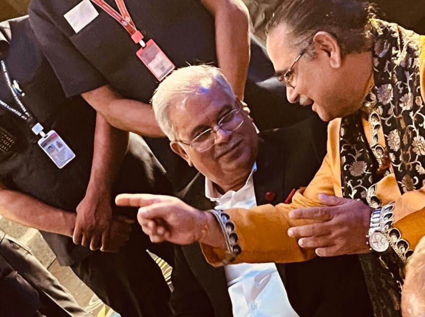 <em>सुप्रसिद्ध भागवत कथा आचार्य बांके बिहारी गोस्वामी की हुई मुख्यमंत्री भूपेश बघेल से मुलाकात, सीएम बघेल ने भी किया बांके बिहारी गोस्वामी जी का अभिवादन, बांके बिहारी ने कहा-- सनातन धर्म की रक्षा में छत्तीसगढ़ की सरकार कर रही अनुकरणीय प्रयास</em> <em>सुप्रसिद्ध भागवत कथा आचार्य बांके बिहारी गोस्वामी की हुई मुख्यमंत्री भूपेश बघेल से मुलाकात, सीएम बघेल ने भी किया बांके बिहारी गोस्वामी जी का अभिवादन, बांके बिहारी ने कहा-- सनातन धर्म की रक्षा में छत्तीसगढ़ की सरकार कर रही अनुकरणीय प्रयास</em> kshititech