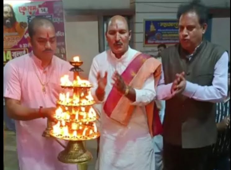 हनुमान जी की महाआरती-- <em>श्री सिद्ध हनुमान मंदिर सक्ती में हुई भव्य महाआरती व पूजन,आरती के दरम्यान श्रद्धालु मूर्ति को पीठ न दिखाए-पंडित भोलाशंकर तिवारी</em>, विद्वान पंडित भोलाशंकर ने कहा-- हनुमान जी के सुमिरन मात्र से भक्तों की तकलीफों का होता है निवारण, करते करें हम सभी हनुमानजी की आराधना हनुमान जी की महाआरती-- <em>श्री सिद्ध हनुमान मंदिर सक्ती में हुई भव्य महाआरती व पूजन,आरती के दरम्यान श्रद्धालु मूर्ति को पीठ न दिखाए-पंडित भोलाशंकर तिवारी</em>, विद्वान पंडित भोलाशंकर ने कहा-- हनुमान जी के सुमिरन मात्र से भक्तों की तकलीफों का होता है निवारण, करते करें हम सभी हनुमानजी की आराधना kshititech