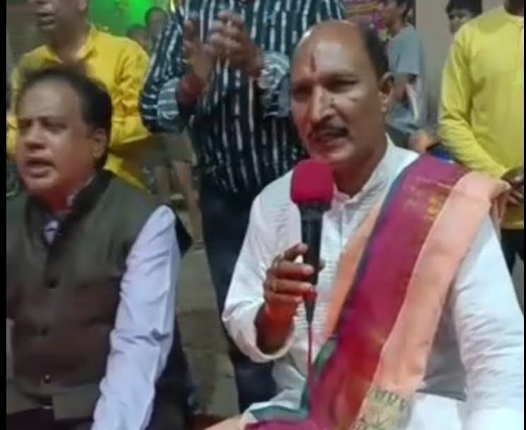 हनुमान जी की महाआरती-- <em>श्री सिद्ध हनुमान मंदिर सक्ती में हुई भव्य महाआरती व पूजन,आरती के दरम्यान श्रद्धालु मूर्ति को पीठ न दिखाए-पंडित भोलाशंकर तिवारी</em>, विद्वान पंडित भोलाशंकर ने कहा-- हनुमान जी के सुमिरन मात्र से भक्तों की तकलीफों का होता है निवारण, करते करें हम सभी हनुमानजी की आराधना हनुमान जी की महाआरती-- <em>श्री सिद्ध हनुमान मंदिर सक्ती में हुई भव्य महाआरती व पूजन,आरती के दरम्यान श्रद्धालु मूर्ति को पीठ न दिखाए-पंडित भोलाशंकर तिवारी</em>, विद्वान पंडित भोलाशंकर ने कहा-- हनुमान जी के सुमिरन मात्र से भक्तों की तकलीफों का होता है निवारण, करते करें हम सभी हनुमानजी की आराधना kshititech