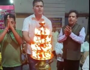 हनुमान जी की महाआरती-- <em>श्री सिद्ध हनुमान मंदिर सक्ती में हुई भव्य महाआरती व पूजन,आरती के दरम्यान श्रद्धालु मूर्ति को पीठ न दिखाए-पंडित भोलाशंकर तिवारी</em>, विद्वान पंडित भोलाशंकर ने कहा-- हनुमान जी के सुमिरन मात्र से भक्तों की तकलीफों का होता है निवारण, करते करें हम सभी हनुमानजी की आराधना हनुमान जी की महाआरती-- <em>श्री सिद्ध हनुमान मंदिर सक्ती में हुई भव्य महाआरती व पूजन,आरती के दरम्यान श्रद्धालु मूर्ति को पीठ न दिखाए-पंडित भोलाशंकर तिवारी</em>, विद्वान पंडित भोलाशंकर ने कहा-- हनुमान जी के सुमिरन मात्र से भक्तों की तकलीफों का होता है निवारण, करते करें हम सभी हनुमानजी की आराधना kshititech
