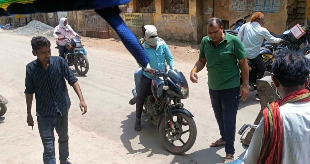 <em>शक्ति नगर पालिका क्षेत्र के वार्ड क्रमांक- 06 में पार्षद द्वारा चलाया गया विशेष सफाई अभियान, बारिश मौसम को ध्यान रखते हुये की जा रही साफ-सफाई- रजनी संजय रामचंद्र</em>, स्वच्छता के मामले में अलग पहचान है गुरुद्वारा वार्ड की kshititech