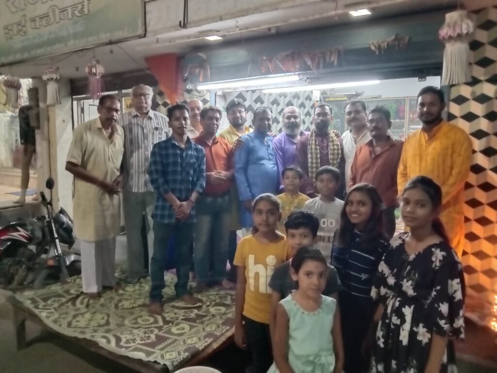 भोले का दीदार किया शिव भक्तों ने--<em>अमित तंबोली के निवास पर हुई बाबा भोलेनाथ की आराधना एवं महा आरती एवं हनुमान चालीसा महापाठ का कार्यक्रम, पंडित ओमप्रकाश वैष्णव सहित श्री हनुमान सेवा समिति के सदस्य भी रहे मौजूद</em> kshititech